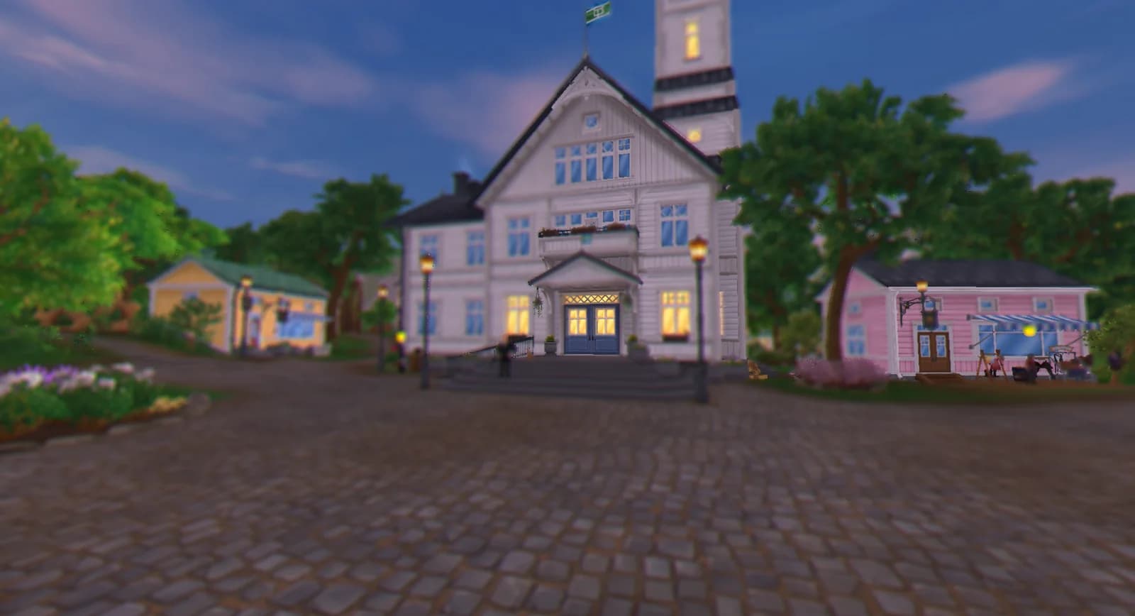 Silverglade Village am Abend, mit beleuchteten Häusern rund um den Dorfplatz