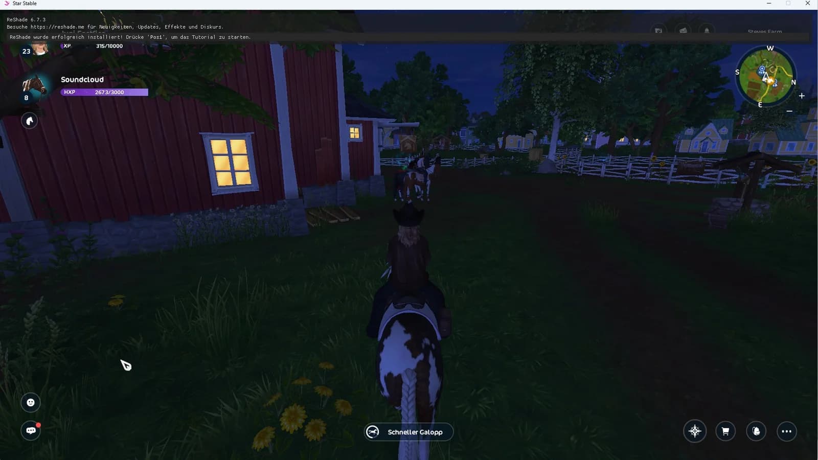 Star Stable Online mit aktivem ReShade, abends vor einer roten Scheune